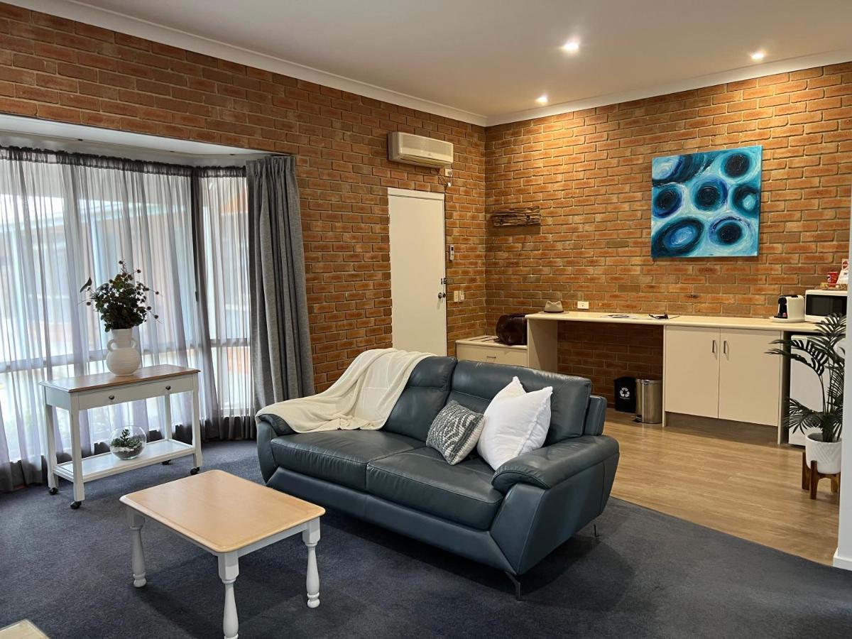 Coastal Waters Motor Inn Lakes Entrance Exterior photo